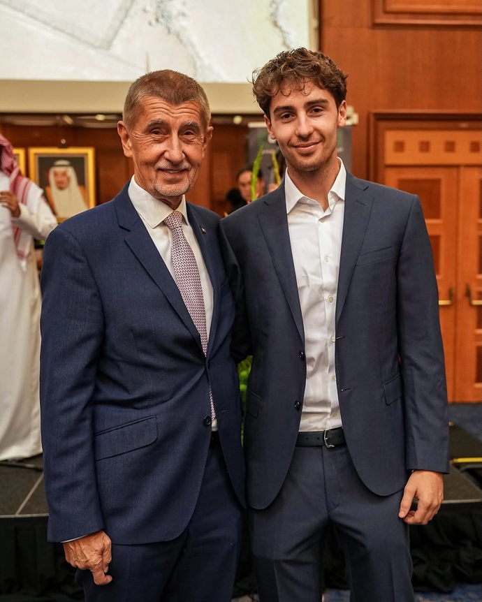 FOTO: Předseda vlády Andrej Babiš spolu se synem Frederikem. – stránka 2