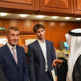 Andrej Babiš se synem na slavnostní recepci pořádanou u příležitosti státního svátku Království Saúdské Arábie.