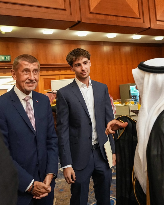 FOTO: Andrej Babiš se synem na slavnostní recepci pořádanou u příležitosti státního svátku Království Saúdské Arábie. – stránka 1