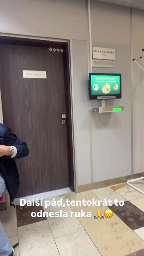 FOTO: Andrea Kašpárková zamířila k lékařům nejprve se zraněnou dcerou Natálií.