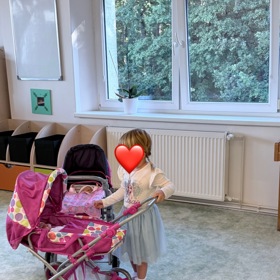 Agáta Hanychová vyprovodila dceru Rozárku do školky.