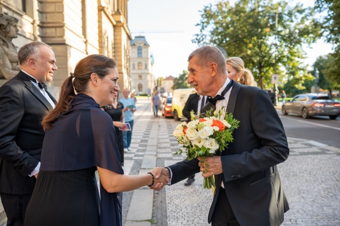 FOTO: Andrej Babiš vzal svou expartnerku Moniku do společnosti. – stránka 1