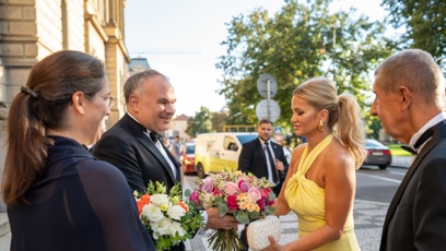 FOTO: Monika Babišová zářila jako žlutý kanárek.