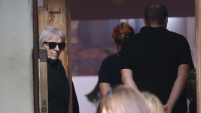 FOTO: Obřad proběhl v kostele Církve československé husitské v pražských Vršovicích. Tatínek Václava Neckáře mladšího vítal hosty u vchodu.