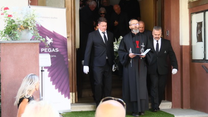 FOTO: Rakev byla vynesena ven v čele s knězem.