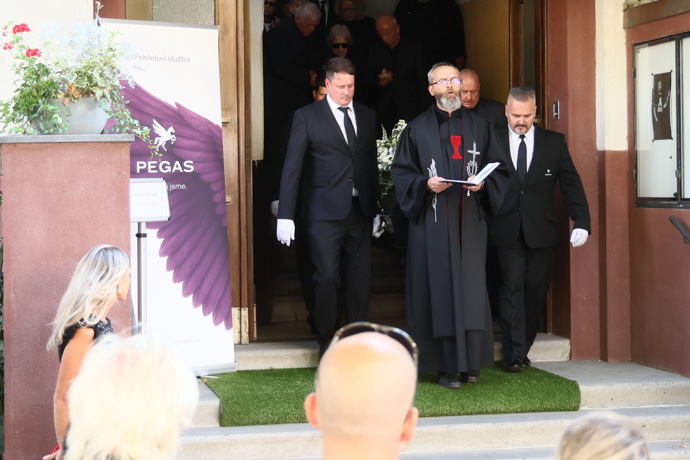 FOTO: Rakev byla vynesena ven v čele s knězem. – stránka 8