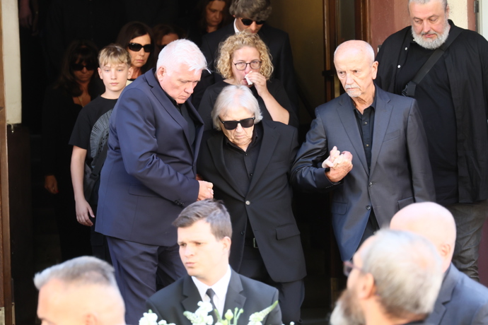 FOTO: Václav Neckař vyšel za rakví, po boku mu stál bratr Jan Neckář.