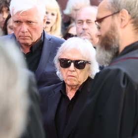 Václav Neckář na pohřbu svého syna.