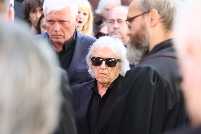 FOTO: Václav Neckář na pohřbu svého syna. – stránka 3