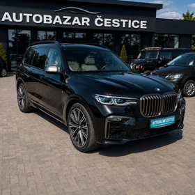V nabídce stále zůstává také černé BMW X7 M50d.
