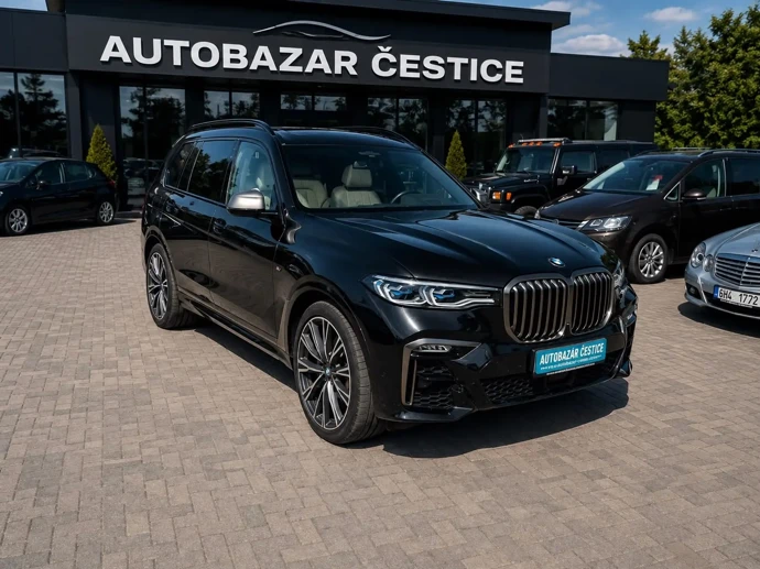 FOTO: V nabídce stále zůstává také černé BMW X7 M50d. – stránka 2
