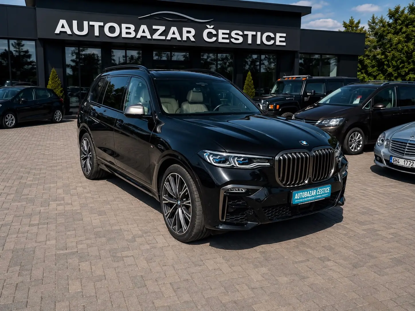 FOTO: V nabídce stále zůstává také černé BMW X7 M50d.