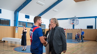 FOTO: Milan Baroš se vítá s Jarkem Nohavicou.