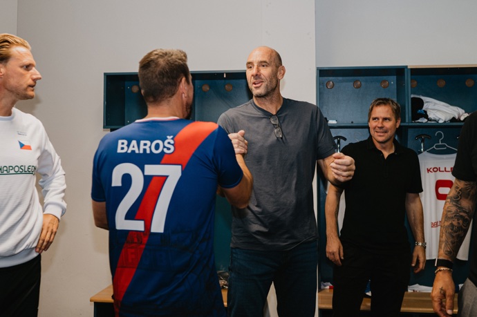 FOTO: Jan Koller s Milanem Barošem. – stránka 8