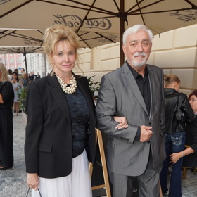 Jan Rosák vyvedl do společnosti manželku Jiřinu. Ta oblékla bílou tylovou sukni, sametový top a černé sako.