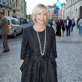 Jana Švandová vynesla černé večerní šaty ozvláštněné náhrdelníkem z bílých perel.