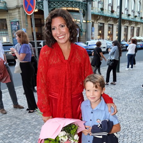 Romana Goščíková oblékla rudou róbu a do divadla vzala synka Ondřeje. 