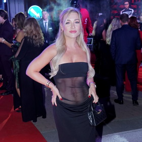 Dominika Myslivcová kůže ukázala méně, ale v kombinaci s odhalenými rameny je to pořád dost. Střih šatů není tak lichotivý, protože bříško ukazuje celé a v kombinaci s řasením vytváří zvláštní efekt.