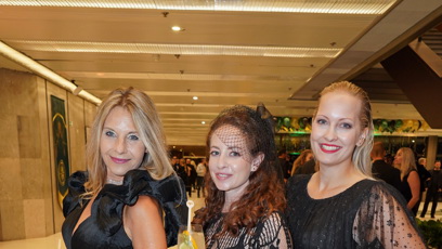 FOTO: Annelie Herz na premiéře Zrádců po boku dalších hráček.