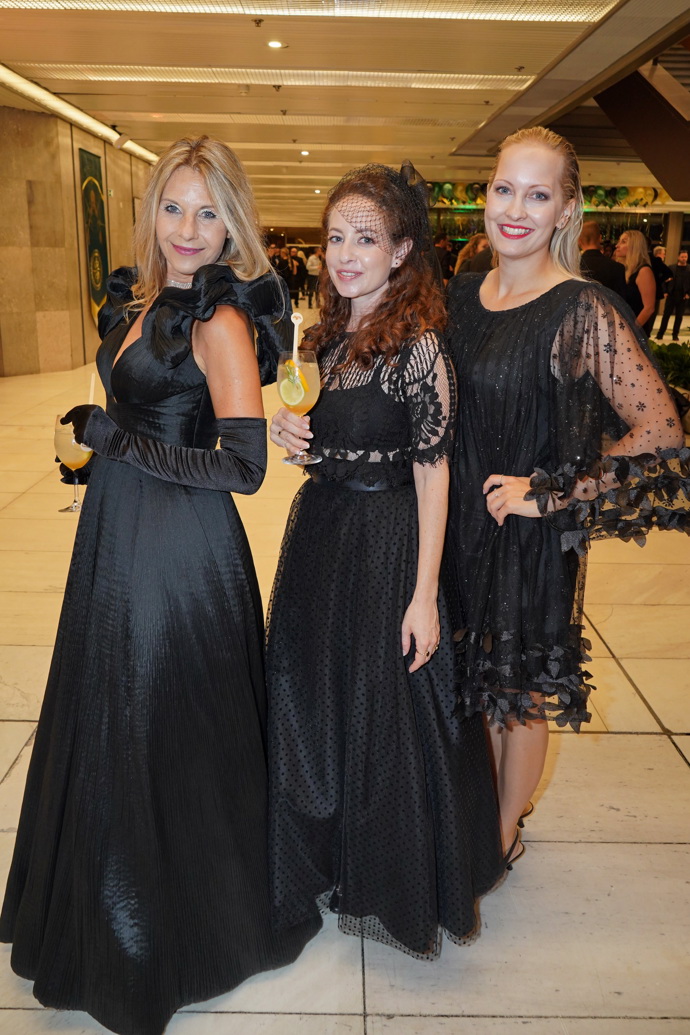 FOTO: Annelie Herz na premiéře Zrádců po boku dalších hráček. – stránka 54