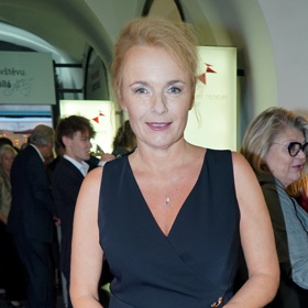 Herečka vlasy vyčesala a dekolt ozvláštnila šperkem ve tvaru vážky. 