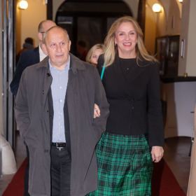 S manželem Janem Krausem žijí částečně odděleně. Zatímco on tráví více času na rodinné chalupě, herečka pracuje v Praze.