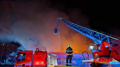 FOTO: V Kladně v noci zachvátil rozsáhlý požár supermarket Lidl.