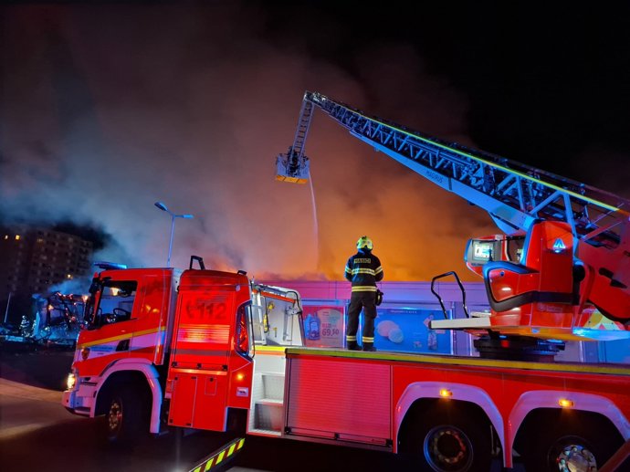 FOTO: V Kladně v noci zachvátil rozsáhlý požár supermarket Lidl. – stránka 4