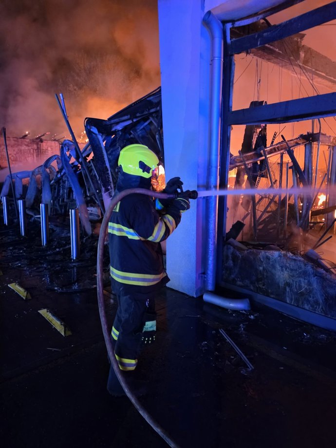 FOTO: V Kladně v noci zachvátil rozsáhlý požár supermarket Lidl. – stránka 3
