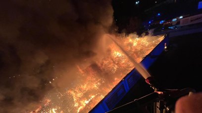 FOTO: V Kladně v noci zachvátil rozsáhlý požár supermarket Lidl.
