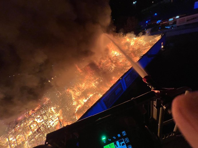 FOTO: V Kladně v noci zachvátil rozsáhlý požár supermarket Lidl. – stránka 2