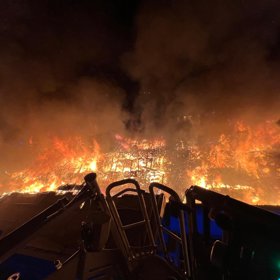 V Kladně v noci zachvátil rozsáhlý požár supermarket Lidl.
