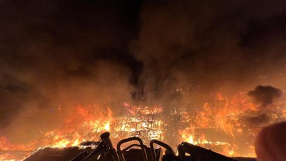 FOTO: V Kladně v noci zachvátil rozsáhlý požár supermarket Lidl.