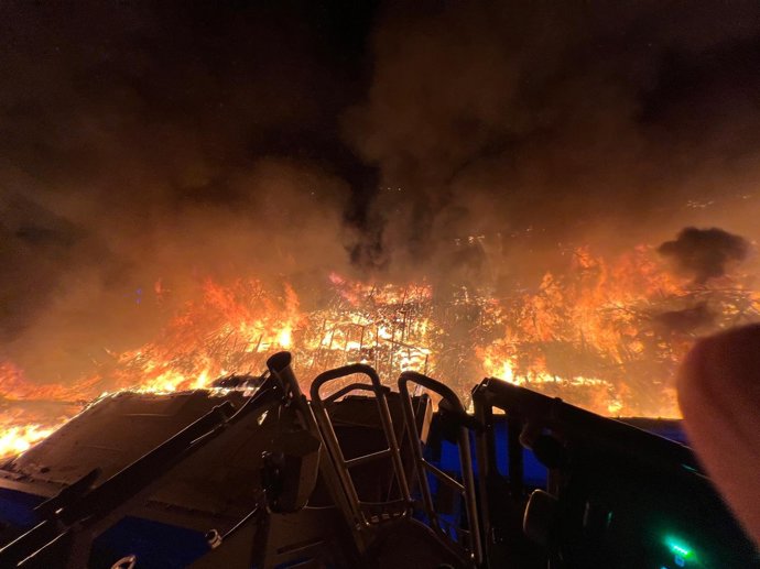 FOTO: V Kladně v noci zachvátil rozsáhlý požár supermarket Lidl. – stránka 1