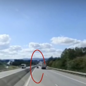 Stačila chvíle a incident mohl skončit tragicky. Řidič kamionu Dominik Petrov na dálnici D5 u Boru na Tachovsku na poslední chvíli uhnul osobnímu autu, které jelo v protisměru.