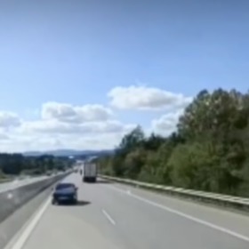 Stačila chvíle a incident mohl skončit tragicky. Řidič kamionu Dominik Petrov na dálnici D5 u Boru na Tachovsku na poslední chvíli uhnul osobnímu autu, které jelo v protisměru.