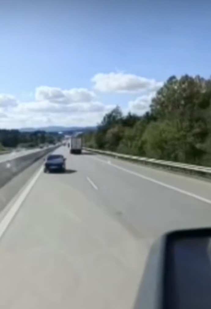 FOTO: Stačila chvíle a incident mohl skončit tragicky. Řidič kamionu Dominik Petrov na dálnici D5 u Boru na Tachovsku na poslední chvíli uhnul osobnímu autu, které jelo v protisměru. – stránka 1