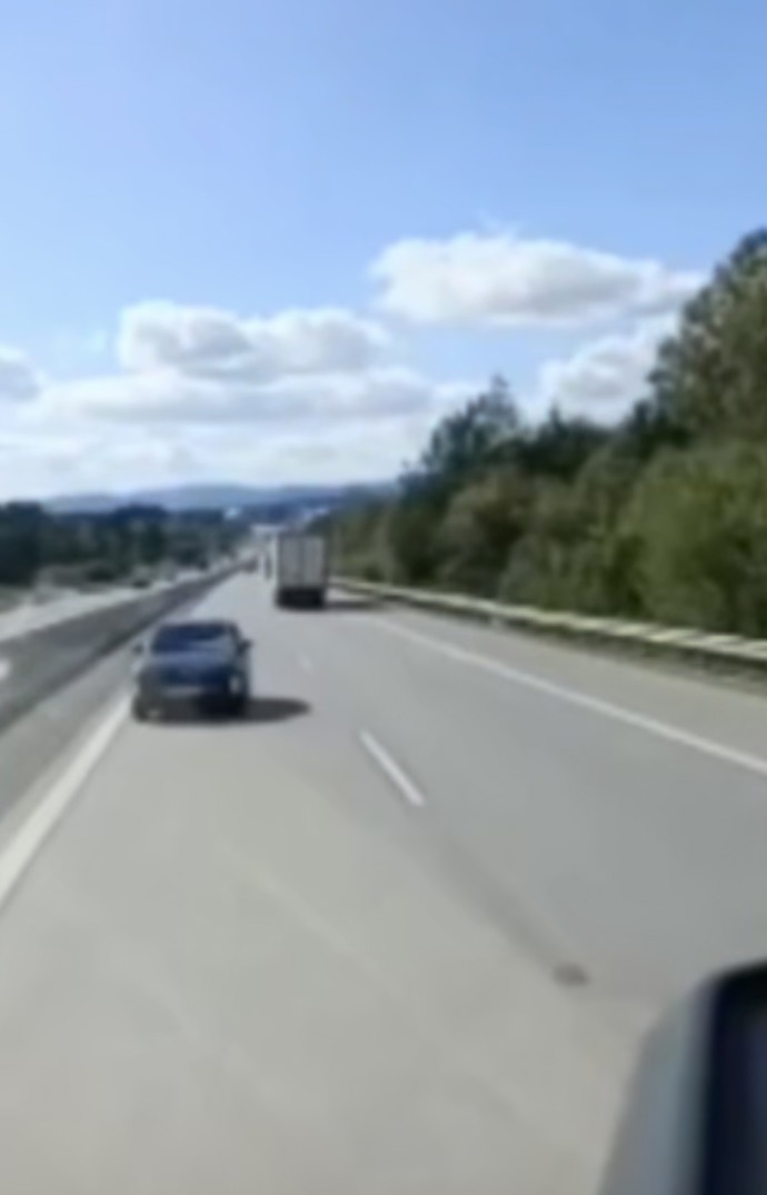 FOTO: Stačila chvíle a incident mohl skončit tragicky. Řidič kamionu Dominik Petrov na dálnici D5 u Boru na Tachovsku na poslední chvíli uhnul osobnímu autu, které jelo v protisměru.