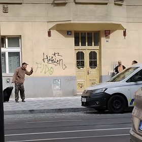 Bezdomovec v pražských nuslích pokřikoval na strážníka. Ten ho poté srazil k zemi.