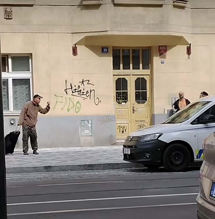 FOTO: Bezdomovec v pražských nuslích pokřikoval na strážníka. Ten ho poté srazil k zemi. – stránka 3