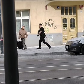 Video zachycující ostrý zásah strážníka proti bezdomovci vyvolalo silné reakce a rozdělilo veřejnost na dva tábory.