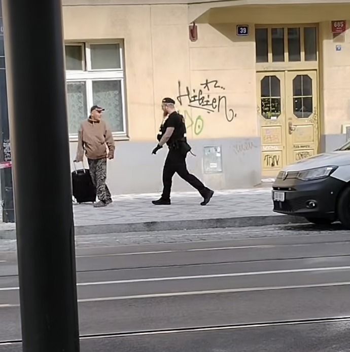 FOTO: Video zachycující ostrý zásah strážníka proti bezdomovci vyvolalo silné reakce a rozdělilo veřejnost na dva tábory. – stránka 2