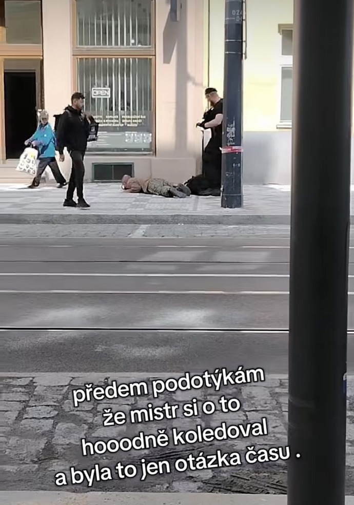 FOTO: Strážník městské policie srazil bezdomovce k zemi. – stránka 1