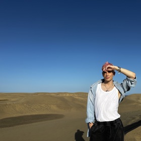 Influencer Dima během presstripu k nové řade Love Islandu.