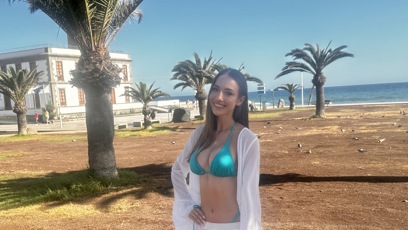 FOTO: Natália Lopašovská těsně před vstupem do vily.