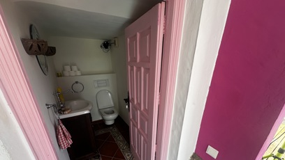 FOTO: Kamery jsou opravdu i na toaletě.