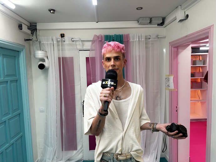 FOTO: Dima během prohlídky nové vily Love Islandu 2026.