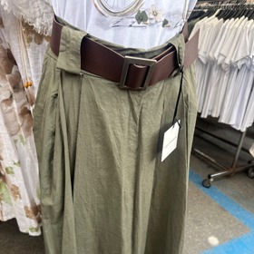 Redaktorka Monika na nich pořídila tuto kvalitní trendy sukni z kvalitní bavlny s páskem, která bude hitem letošního podzimu.