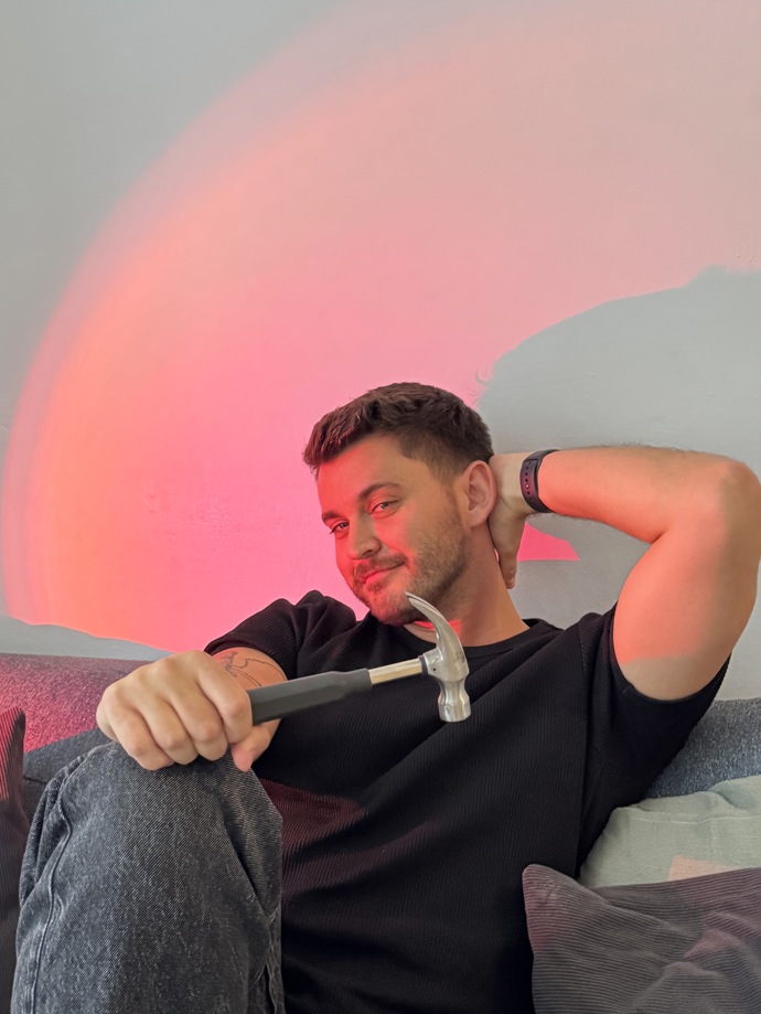 FOTO: Barnabáš Jurič s odkazem na první díl Zrádců. – stránka 40