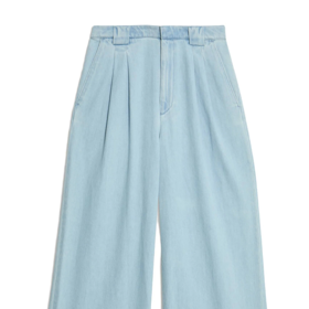 Celý look doplnivé mladistvé široké džíny 
v ladícím světle modré denimu. Tyto má v nabídce značka Marks&Spencer, a to za 1654 Kč.